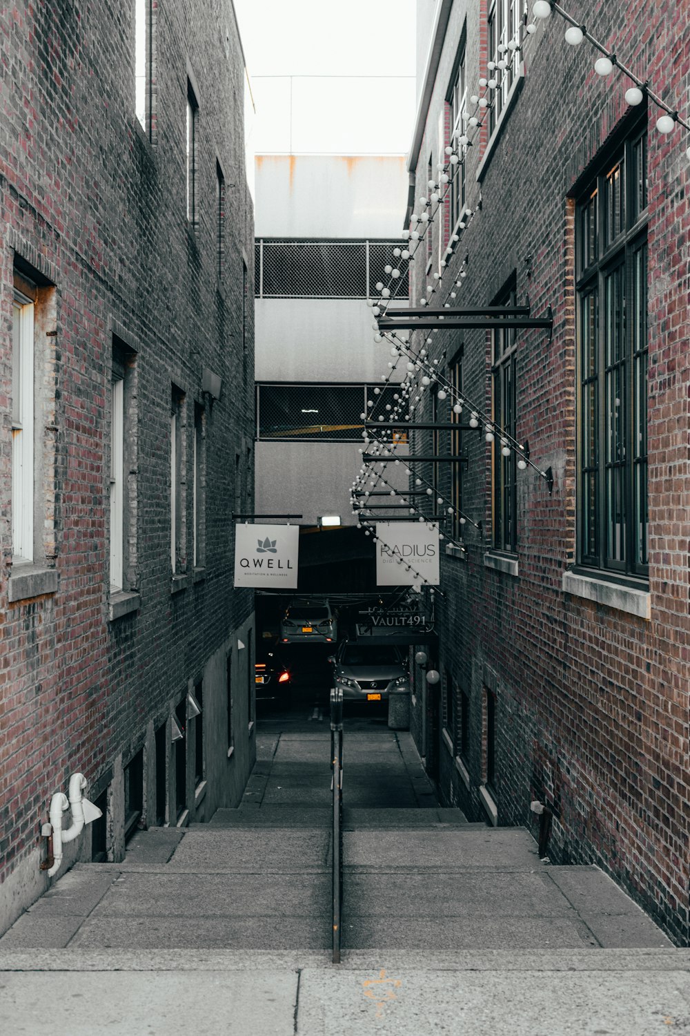 alley road between buildings