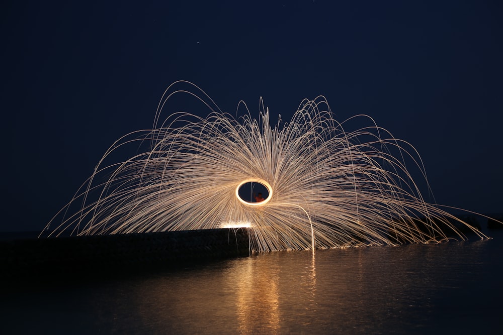 Fuente de agua durante la noche