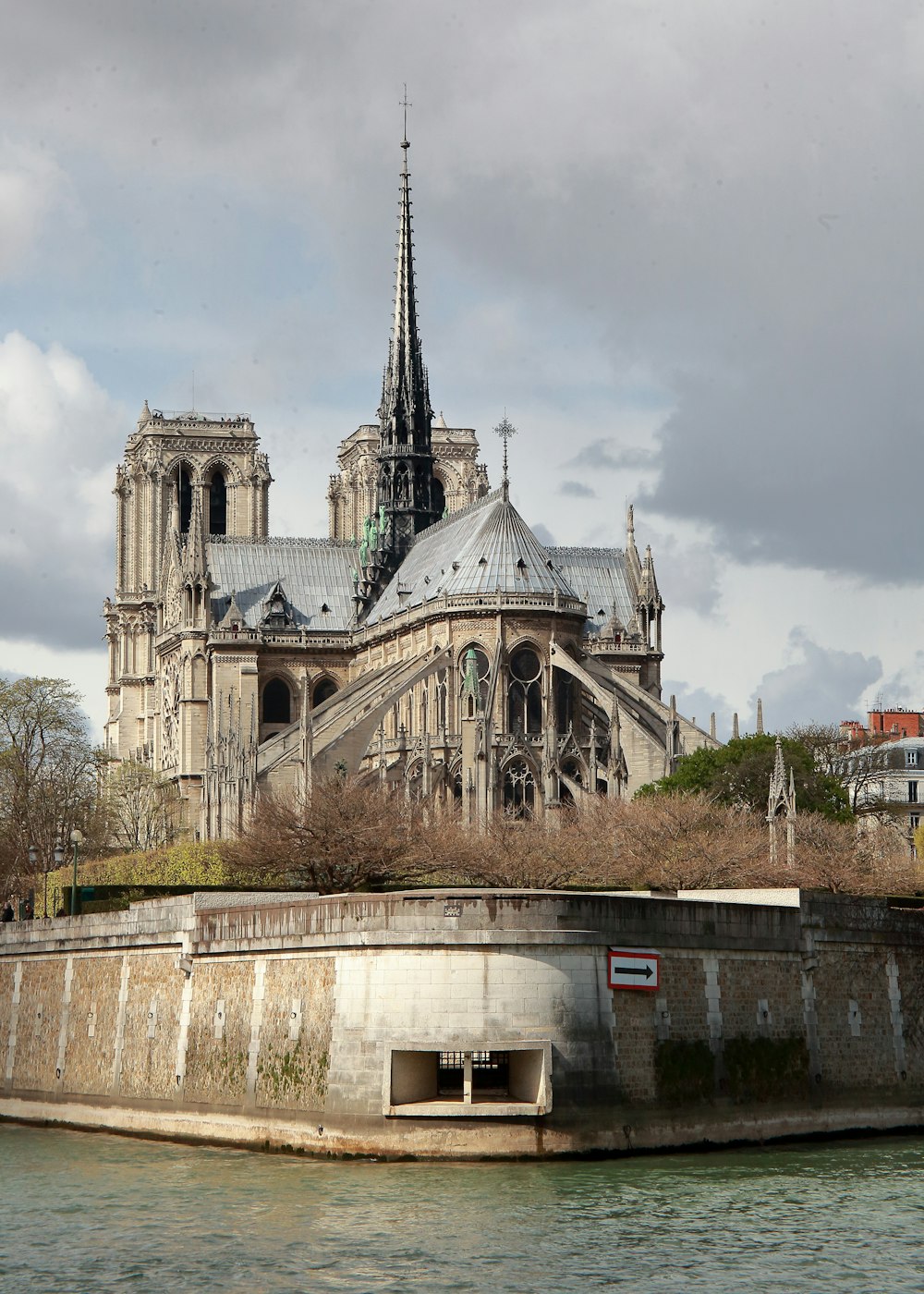 specchio d'acqua vicino a Notre Dame