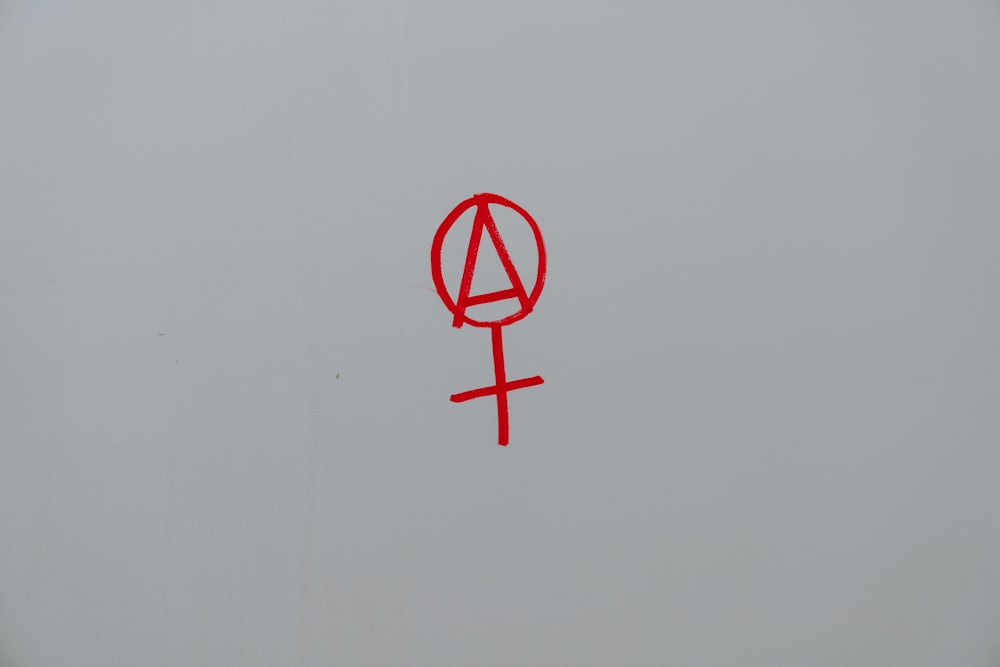 un symbole rouge sur fond blanc