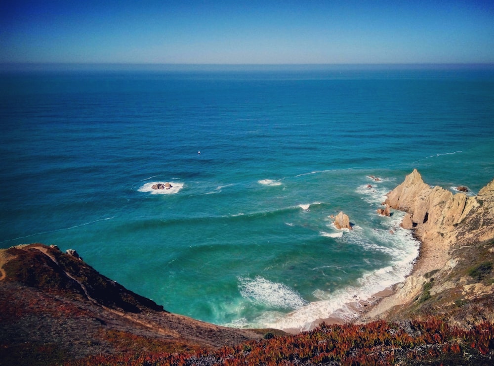 Isla rocosa y laguna durante el día