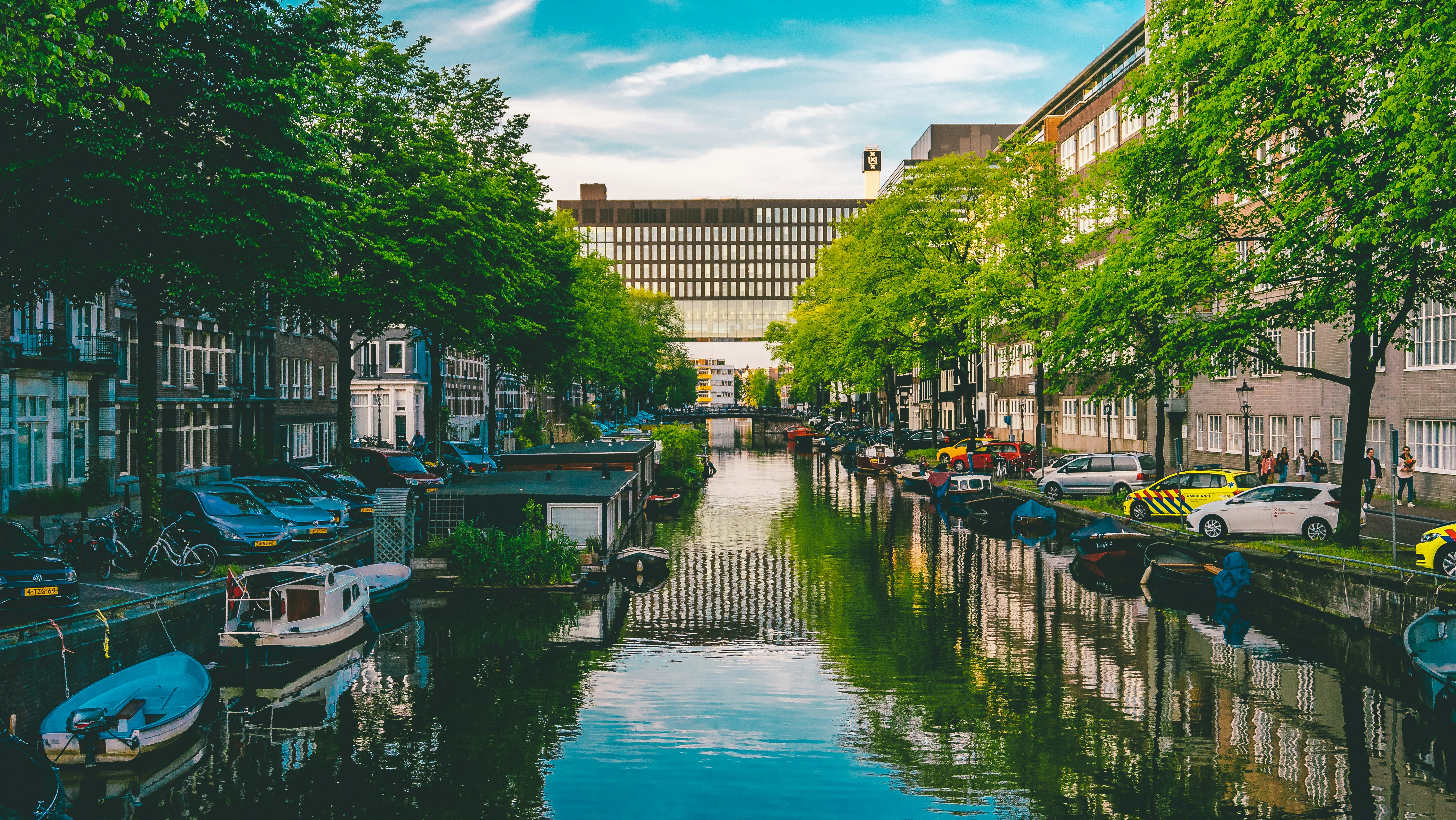 Vehículo estacionado en el estacionamiento durante el día