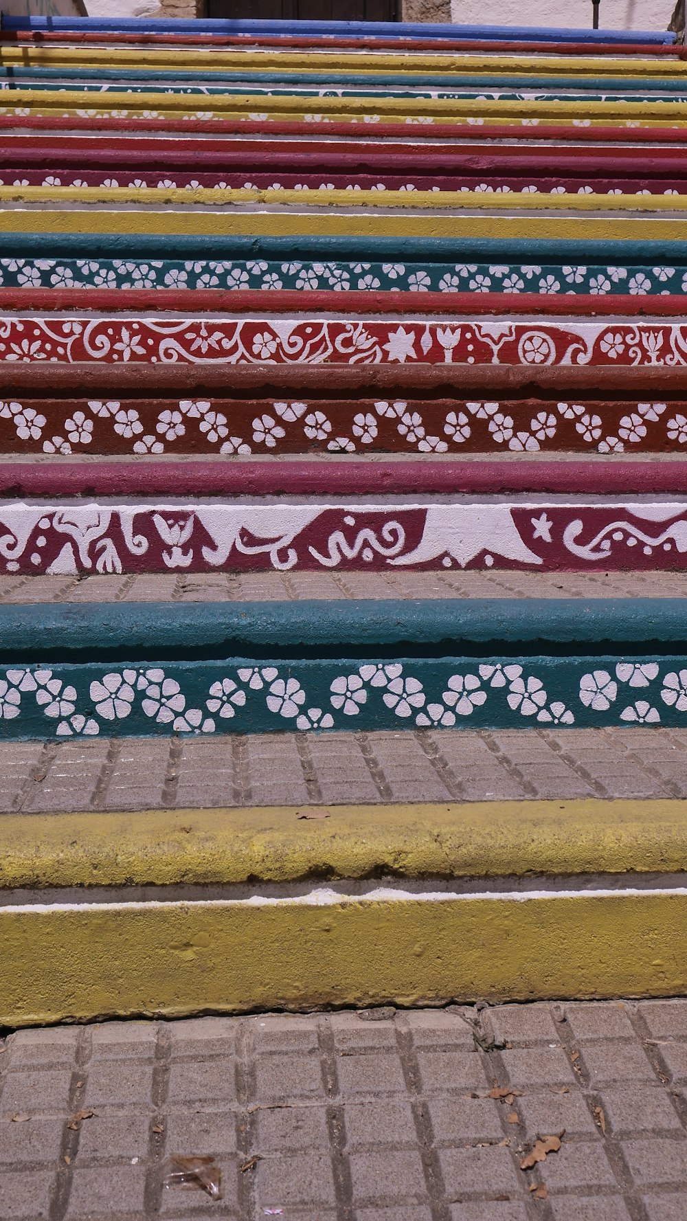 여러 가지 빛깔의 계단 페인트