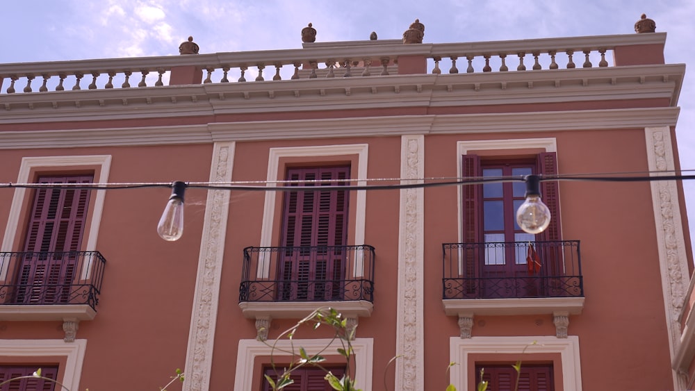 Edificio de hormigón marrón y blanco bajo cielos azules