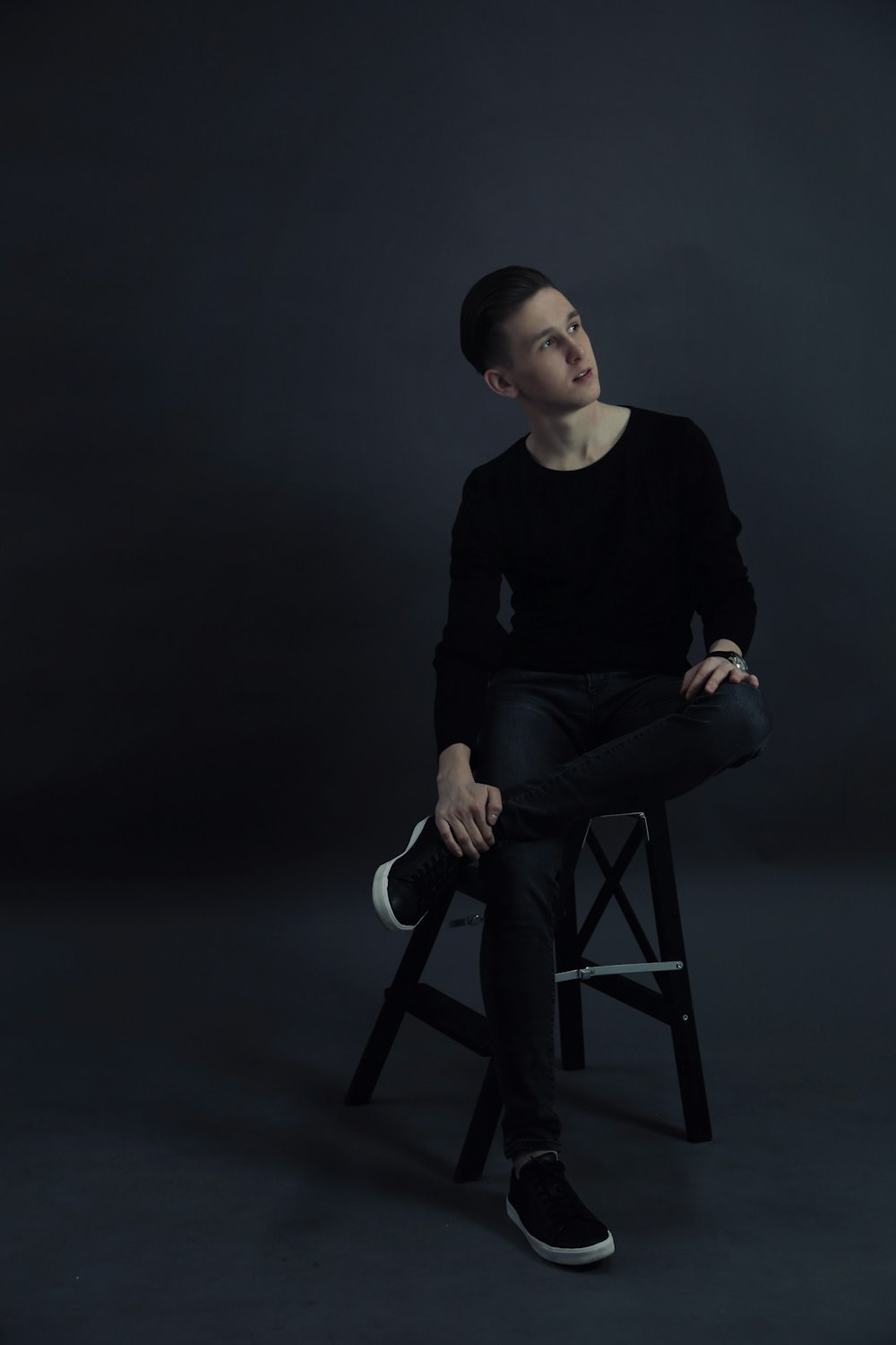 man sitting on stool on focus photography