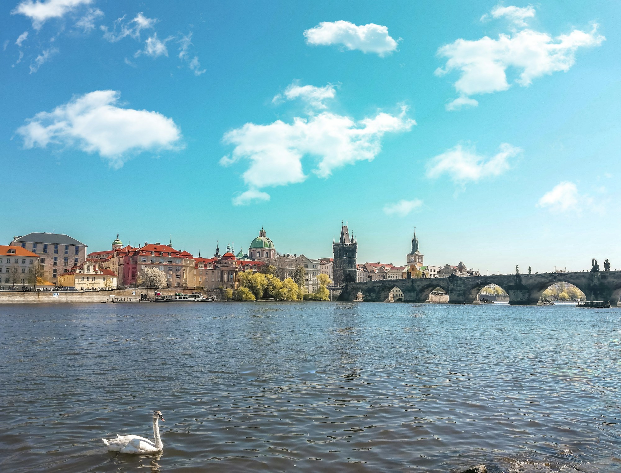 Exploring Praga: Unveiling Local Culture & Traditions