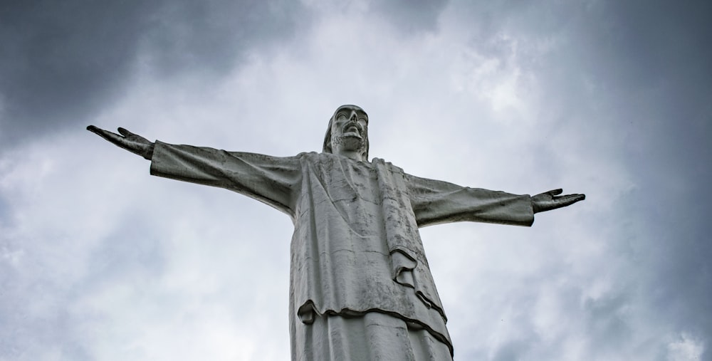 human statue during daytime