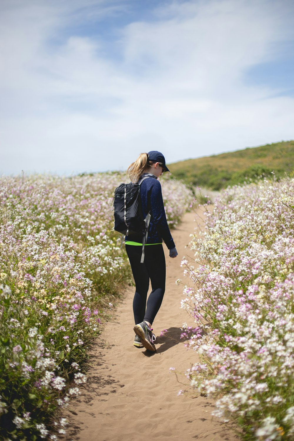 花畑の間を歩く女性