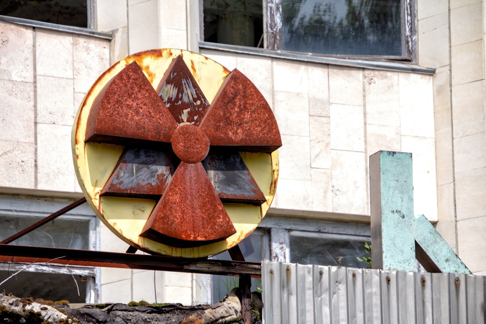 Señalización radiactiva roja y amarilla en el edificio