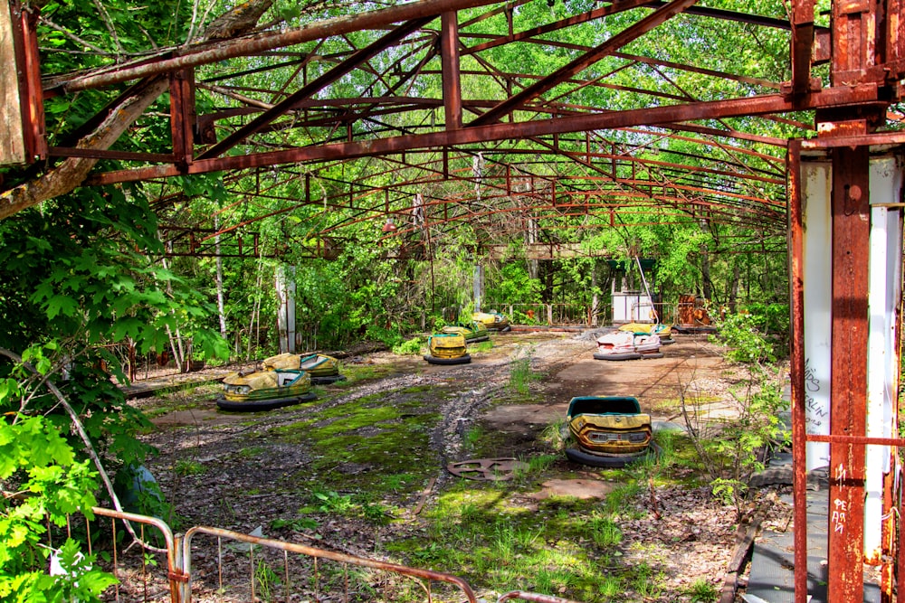 portão marrom perto de plantas