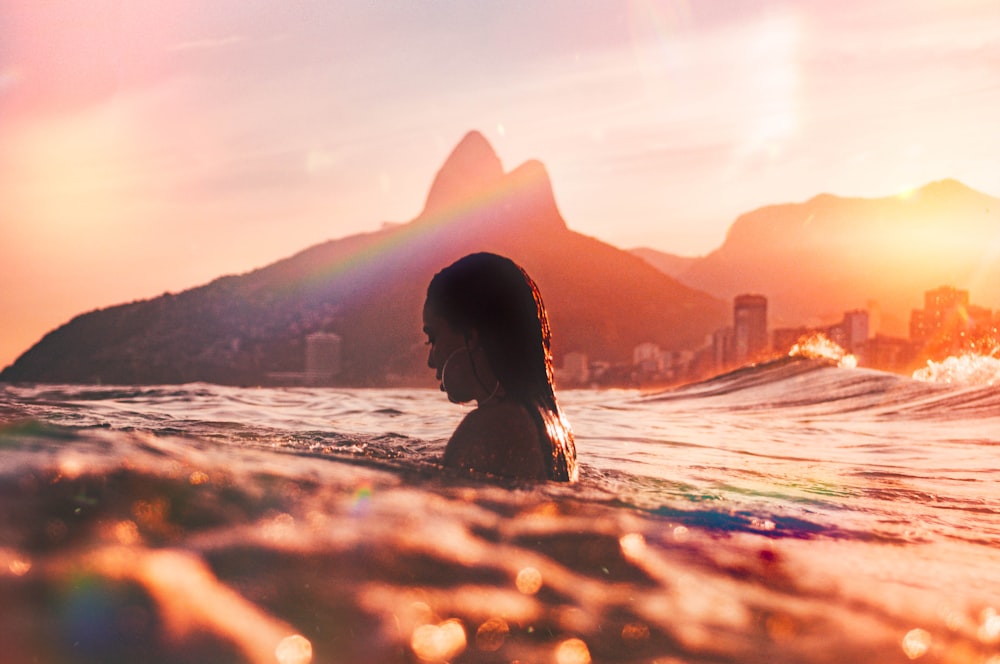 Frau schwimmt auf dem Meer Fotografie