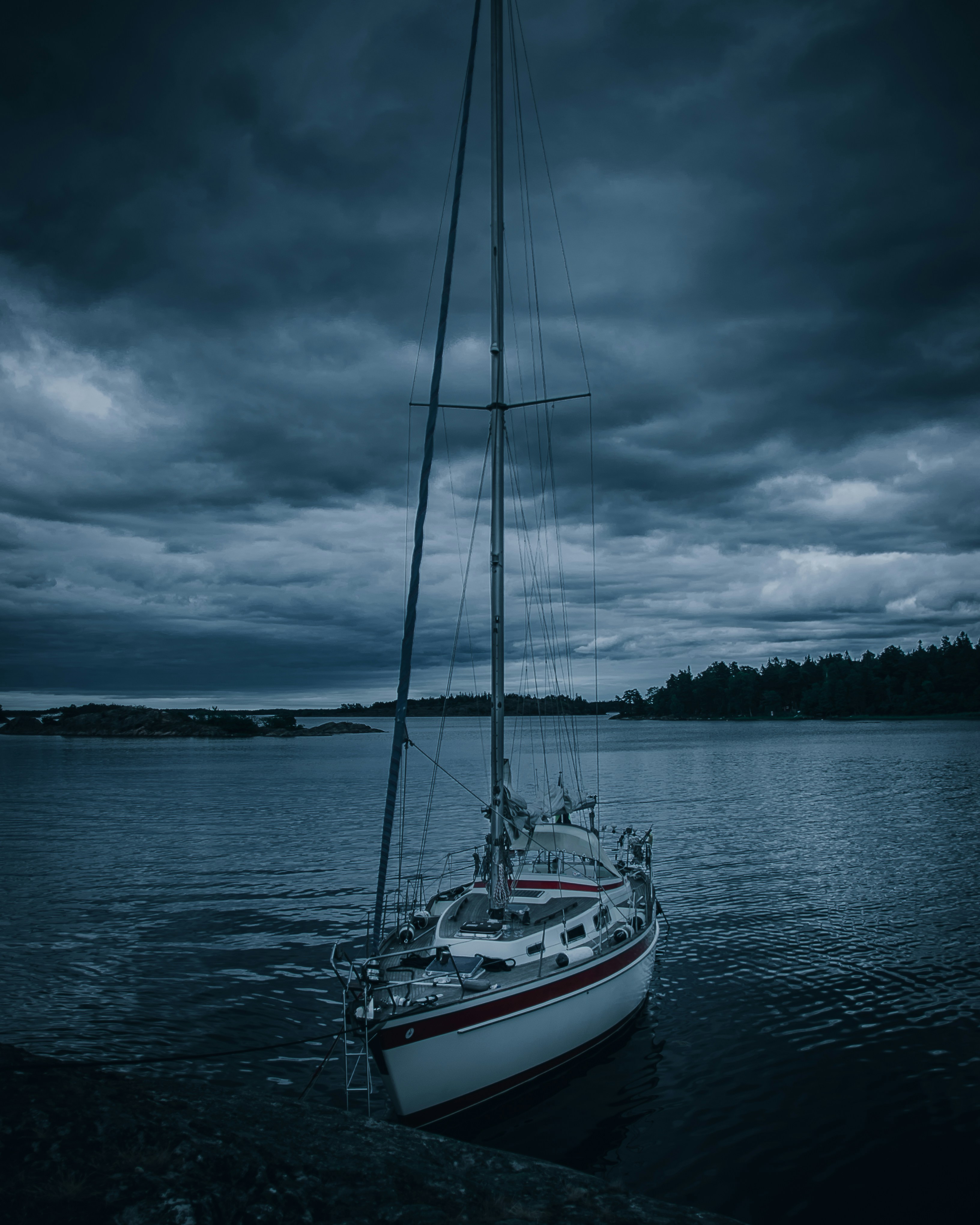 Weißes und braunes Boot Foto – Kostenloses Bild zum Thema Grau auf Unsplash