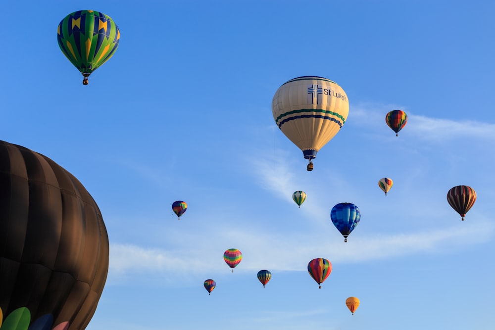 Globos aerostáticos de colores variados