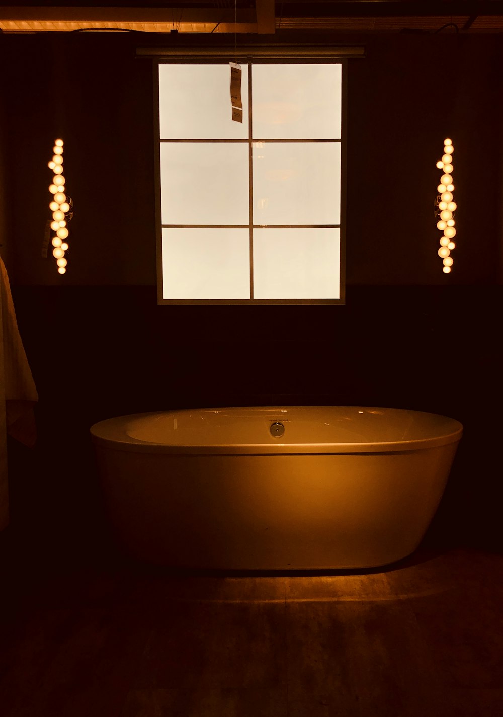 empty white bathtub