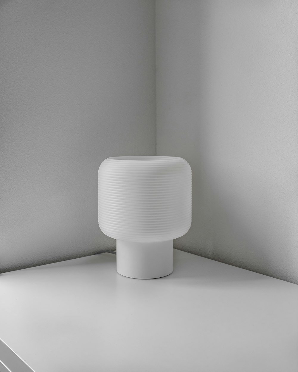 Lámpara de mesa sobre escritorio
