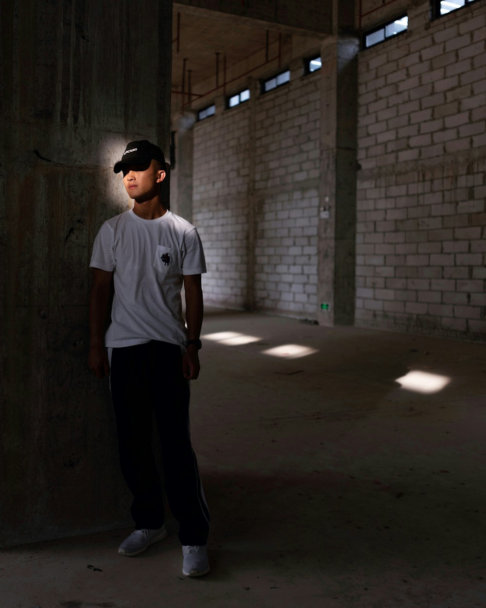 hombre con camiseta blanca