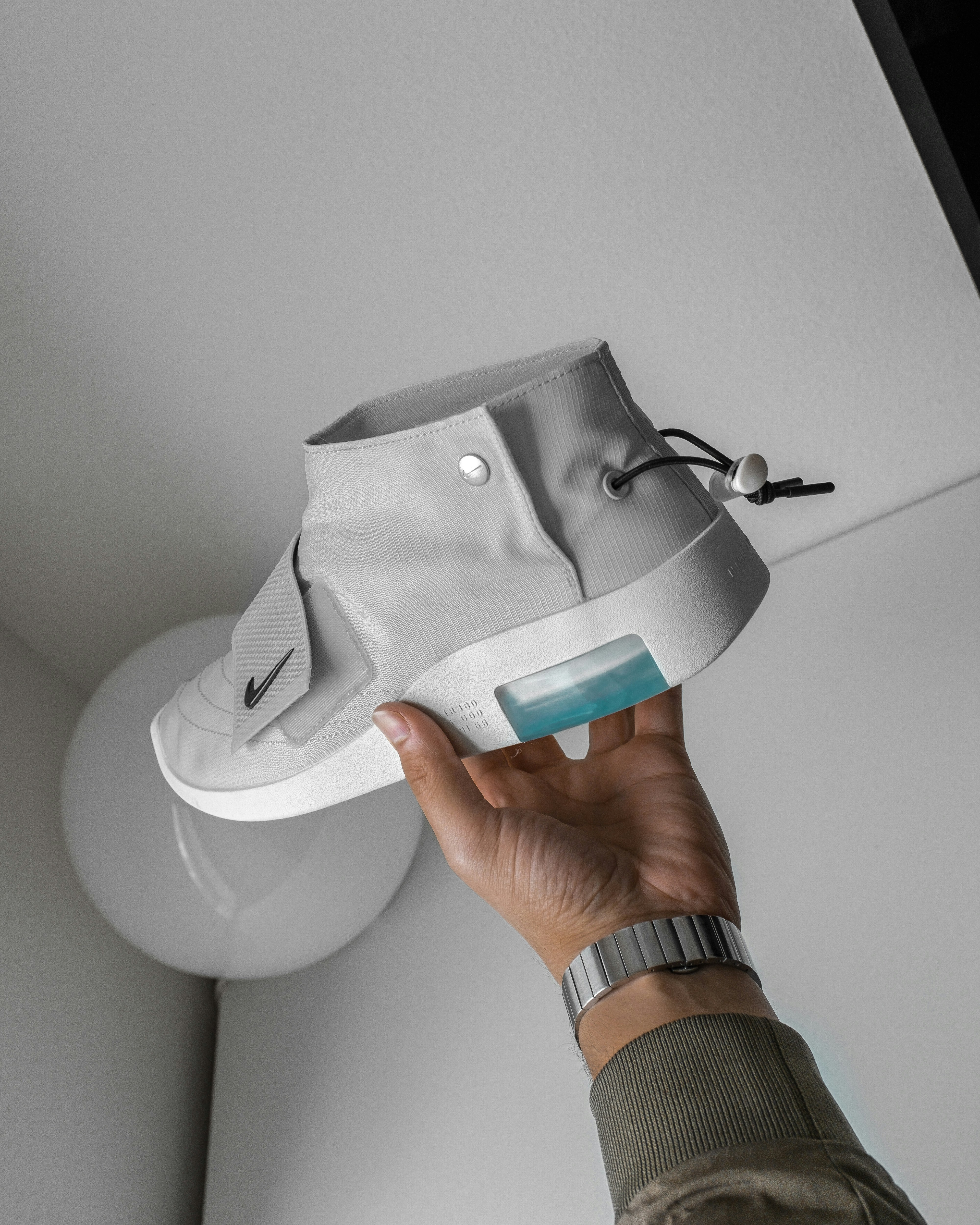 グレーのナイキのミドルハイスニーカーを持っている人