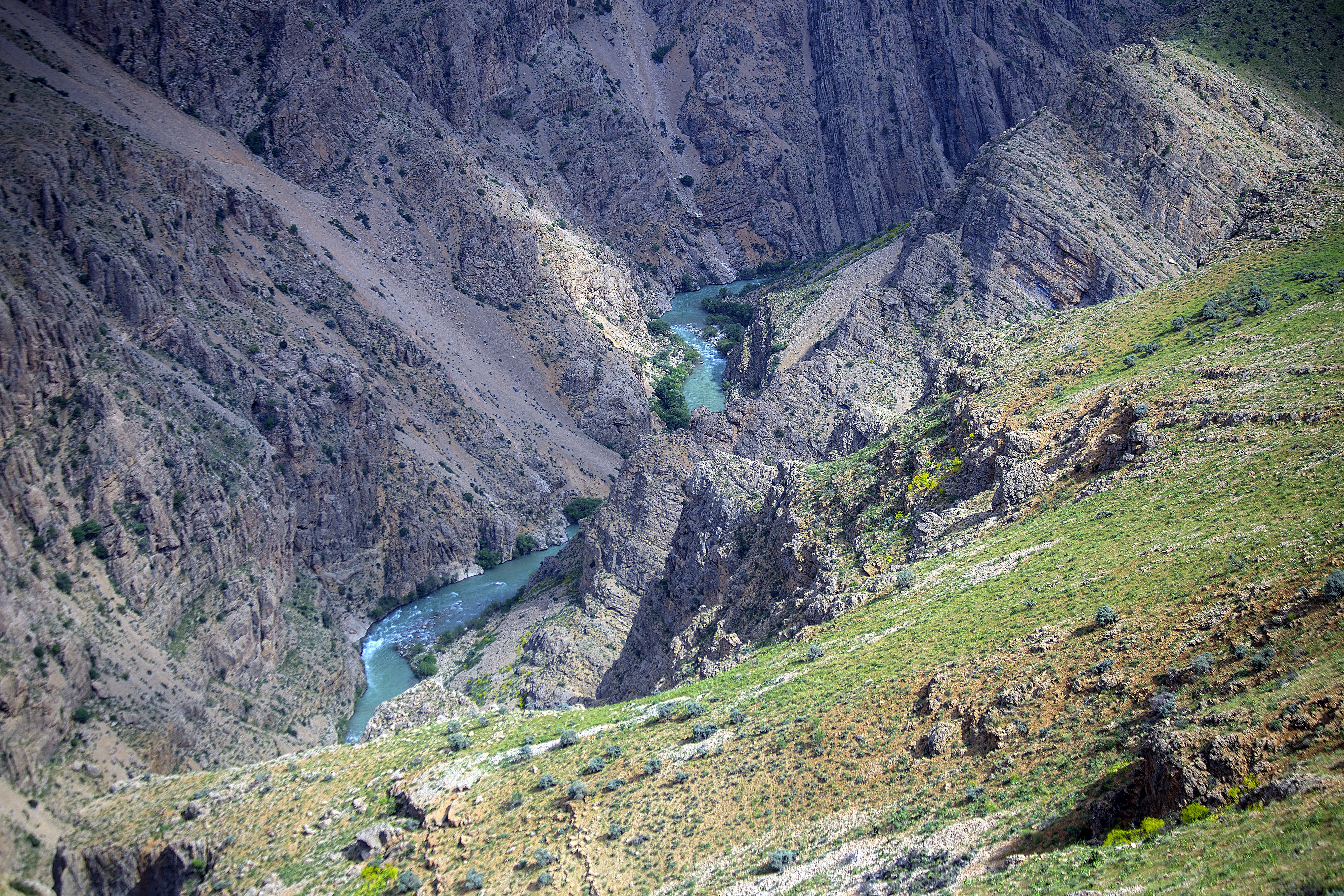 روستای خفر جنوبیترین روستای پادنای وسطی است که در ۸۴ کیلومتری شهر سمیرم در استان اصفهان قرار گرفته است. این روستا در دامنه بلندترین قله دنا (قاش مستان) بر روی اراضی پر شیب ساخته شده و یکی از بهترین مسیرهای کوهنوردی قلههای دنا می باشد.رودی که از آب شدن برف های کوه دنا در بین روستاهای این بخش از ایران جاری است.