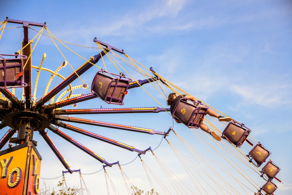 personnes montant sur le parc d’attractions ride