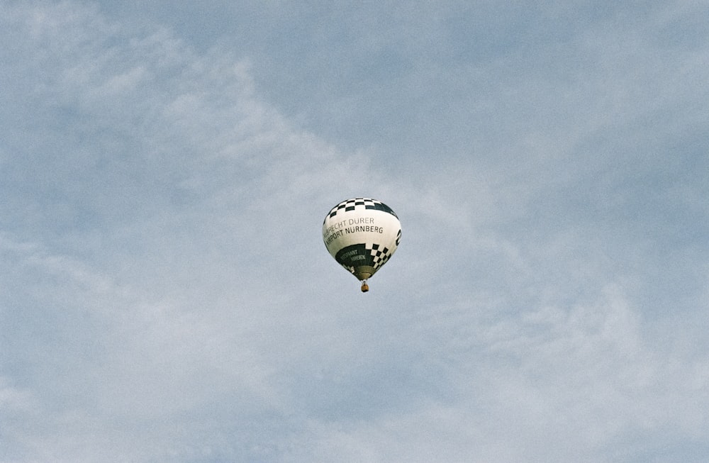 weißer und schwarzer Luftballon