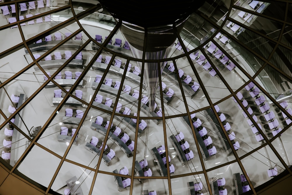 Una stanza con un soffitto di vetro pieno di cubi viola