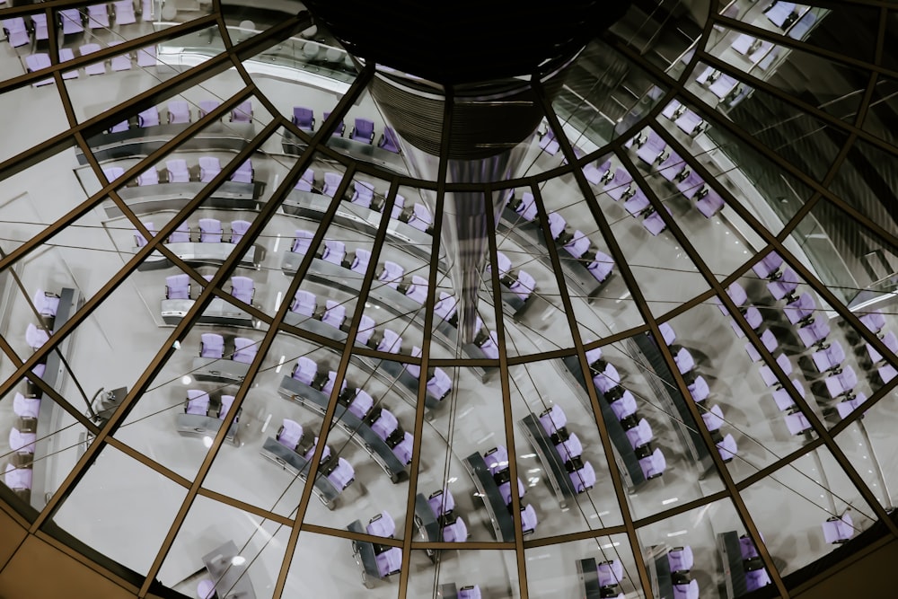 Une pièce avec un plafond de verre rempli de cubes violets