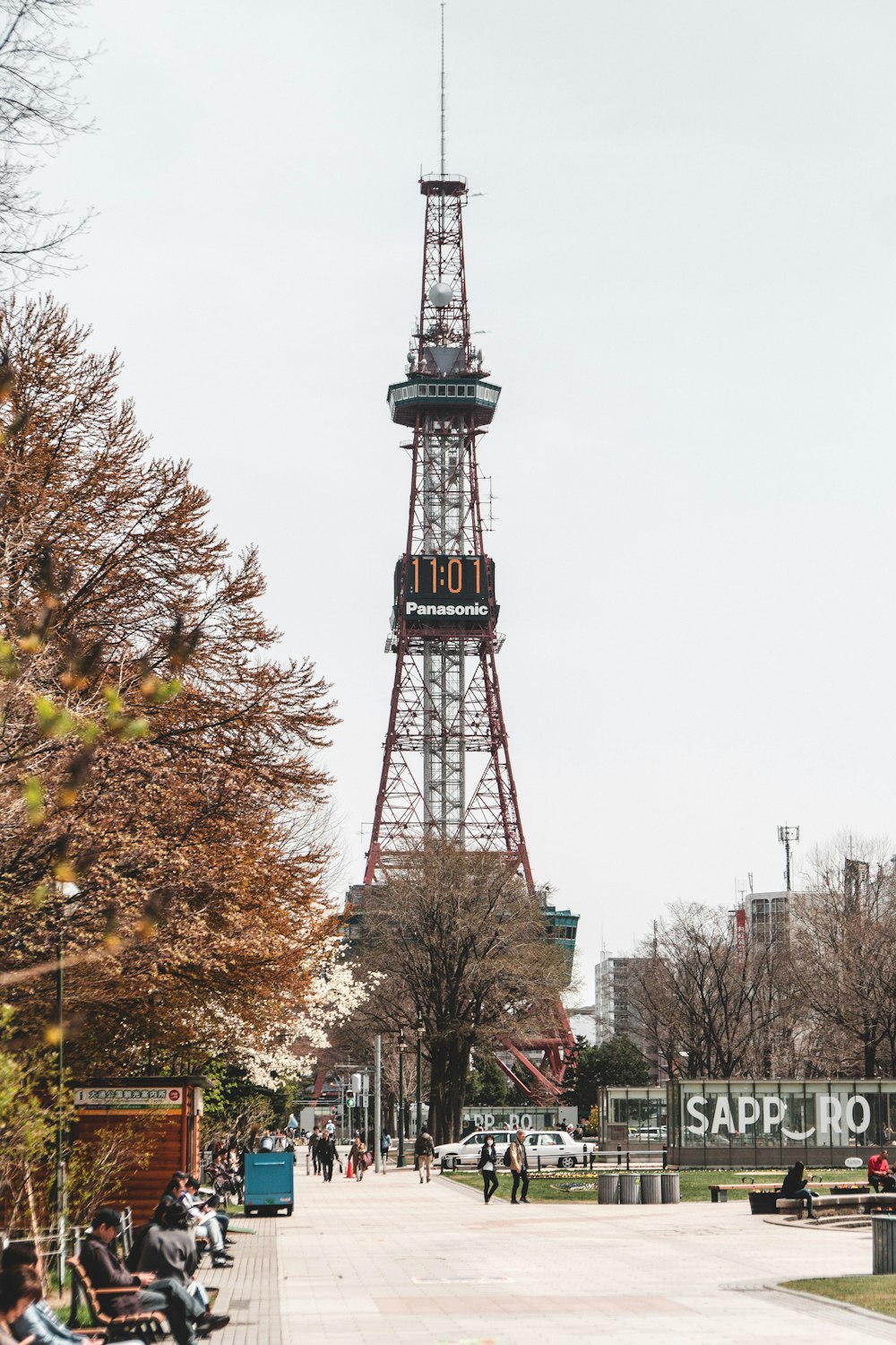 torre grigia sotto il cielo bianco