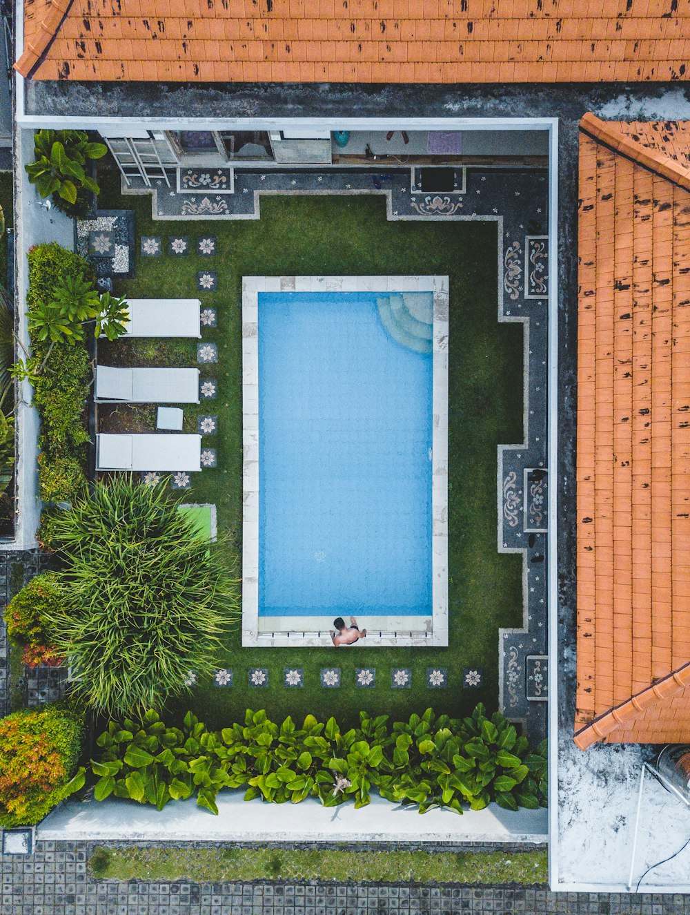 Hombre de pie junto a la piscina