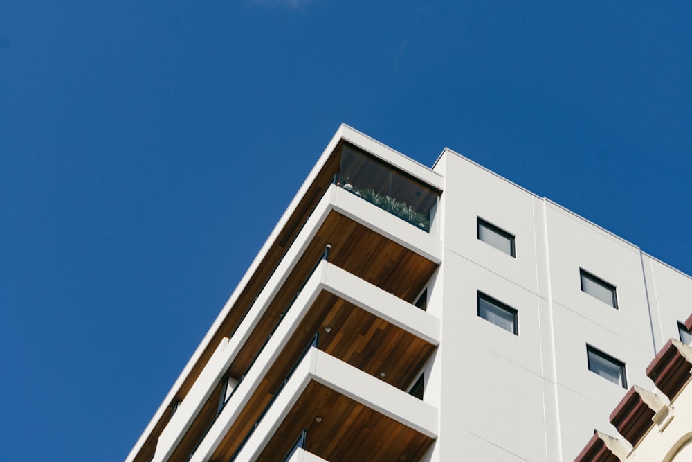 edificio in cemento bianco con balconi durante il giorno