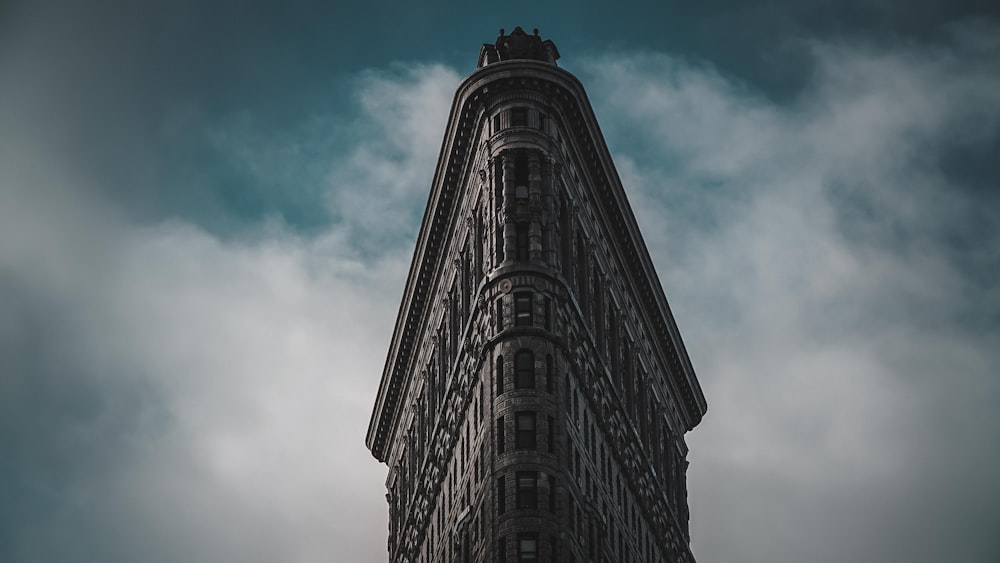 fotografia de alto ângulo de edifício de concreto branco e preto