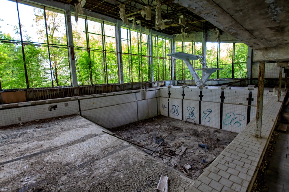 una piscina abandonada con graffiti en las paredes