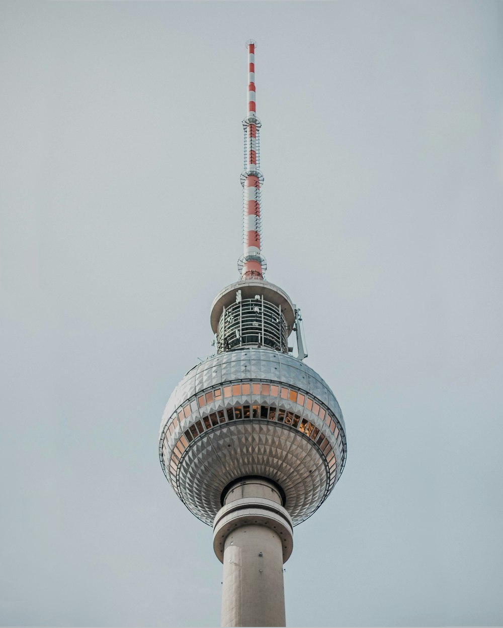 torre in cemento grigio