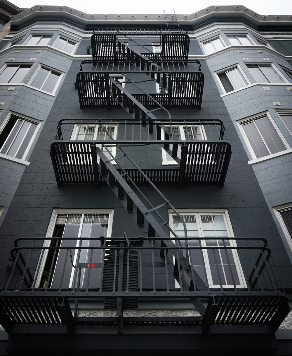 Bâtiment noir et gris