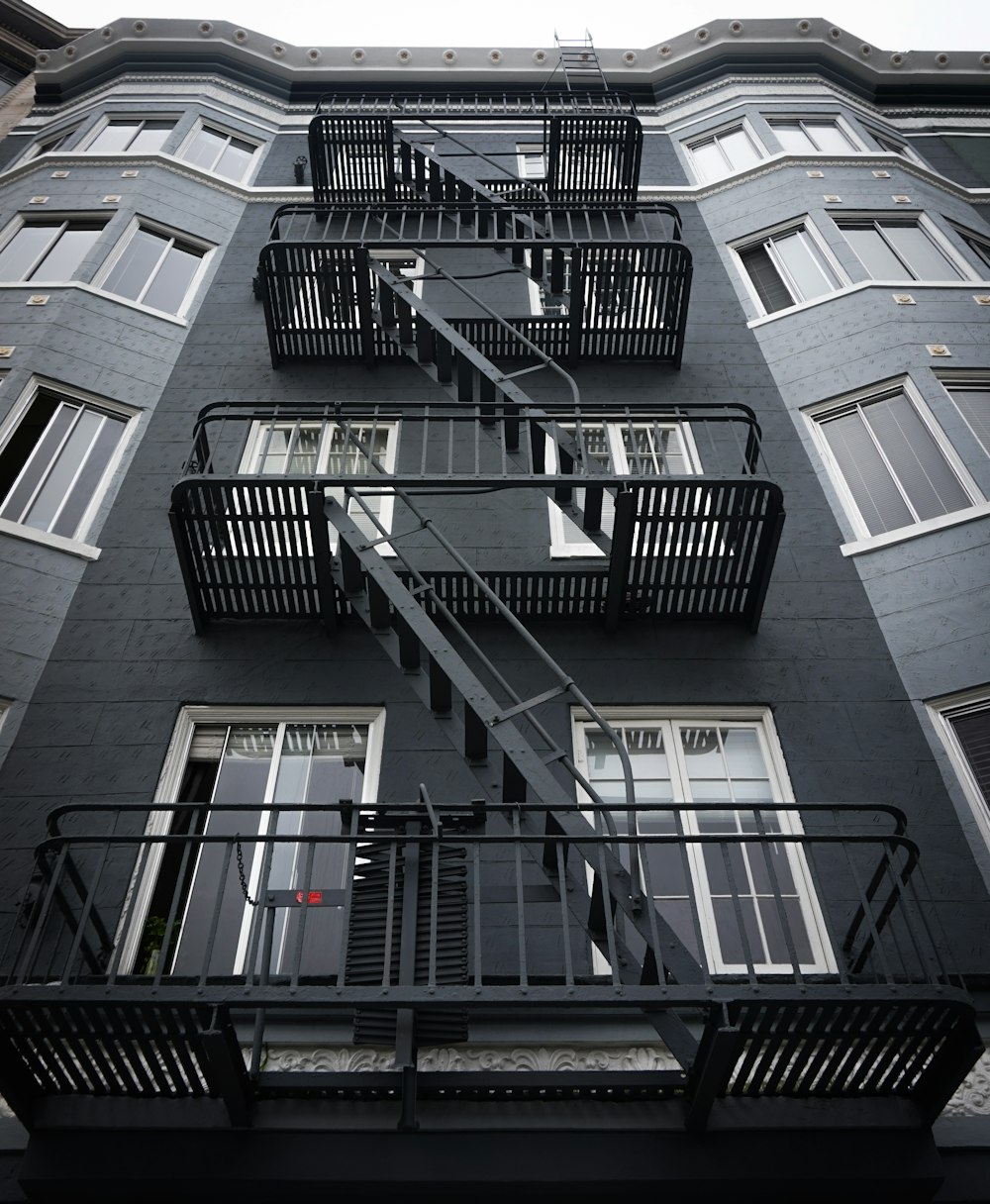Schwarzes und graues Gebäude