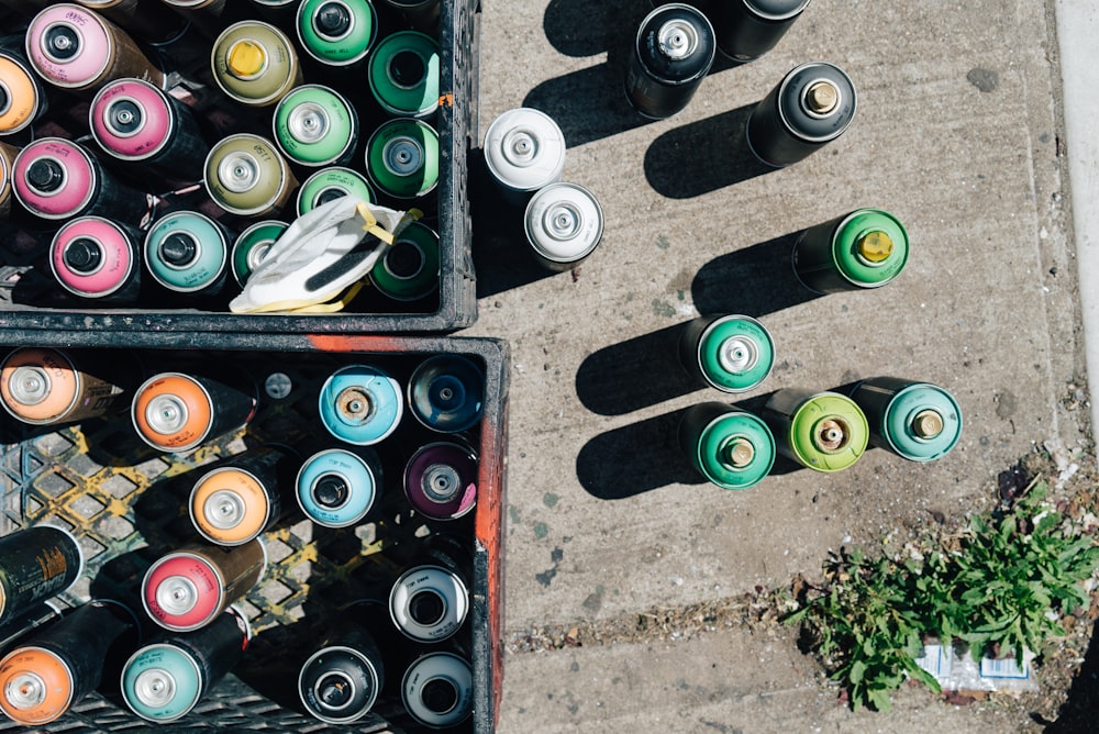 Spraydosenlot auf grauem Pflaster