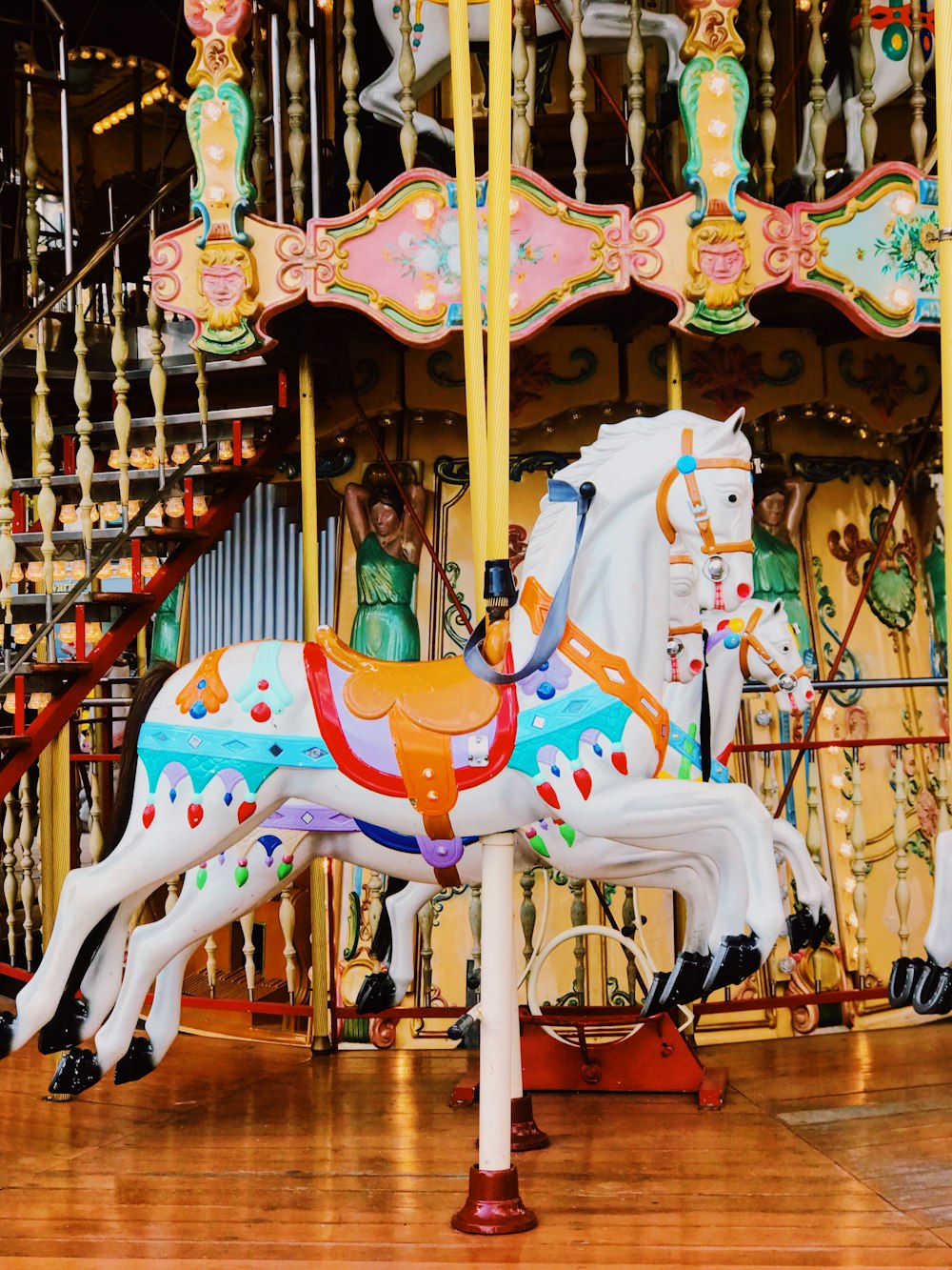 Carrousel de chevaux blancs