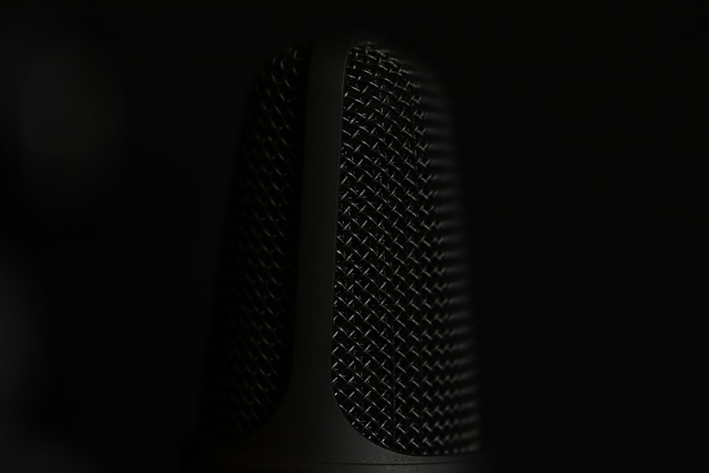 Un primer plano de un micrófono en la oscuridad