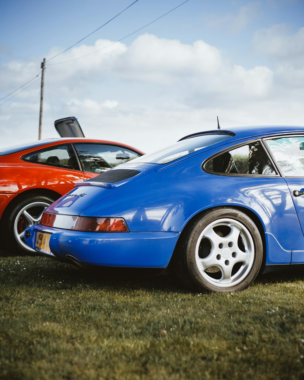 Voiture bleue près de la voiture rouge