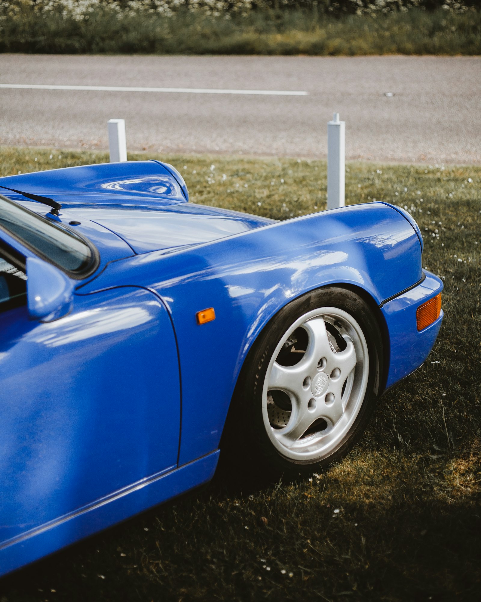 Canon EOS 5D + Canon EF 50mm F1.8 STM sample photo. Blue car photography