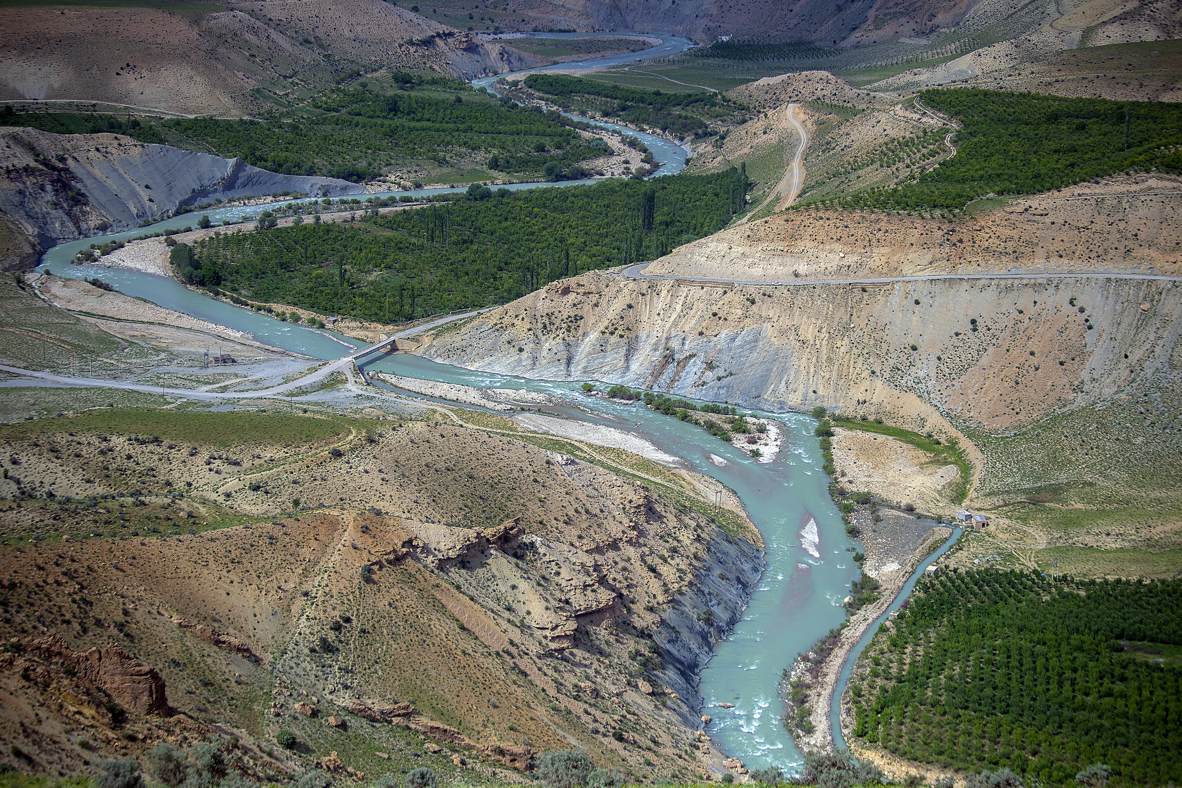 منطقه سرسبز دنا، روستای خفر معروف به خفر پادنا یا خفر سمیرم، رودخانه ای که از اب شدن برف در دل تابستان بوجود می آید