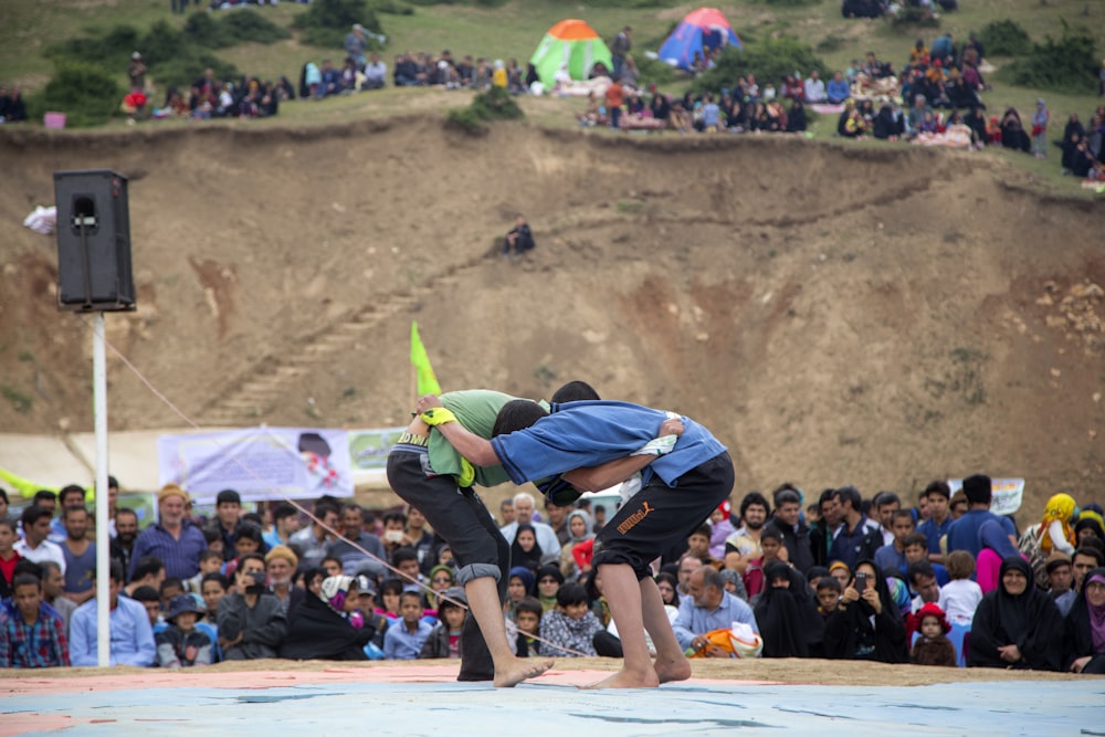 Dos hombres haciendo deporte en lienzo