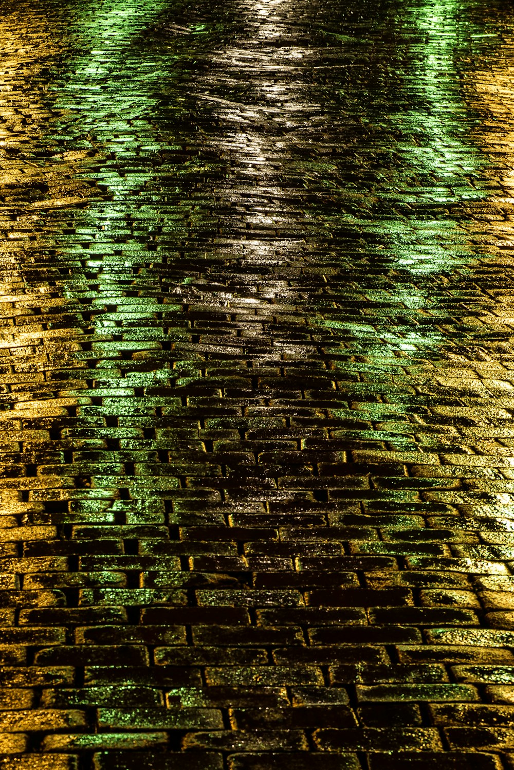 Allée en brique avec réflexion de la lumière pendant la nuit