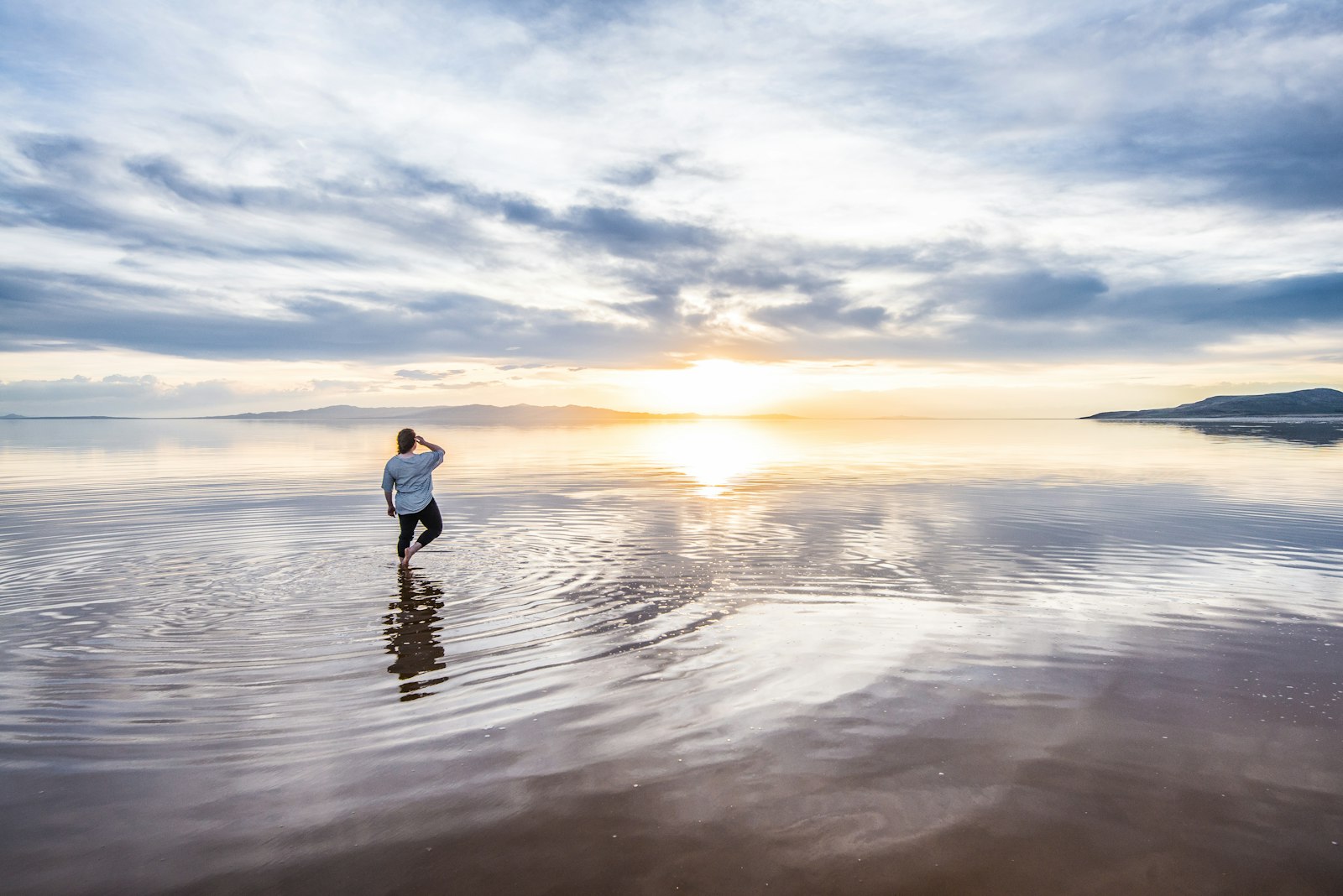 Nikon D610 + Nikon AF-S Nikkor 16-35mm F4G ED VR sample photo. Woman standing on ocean photography