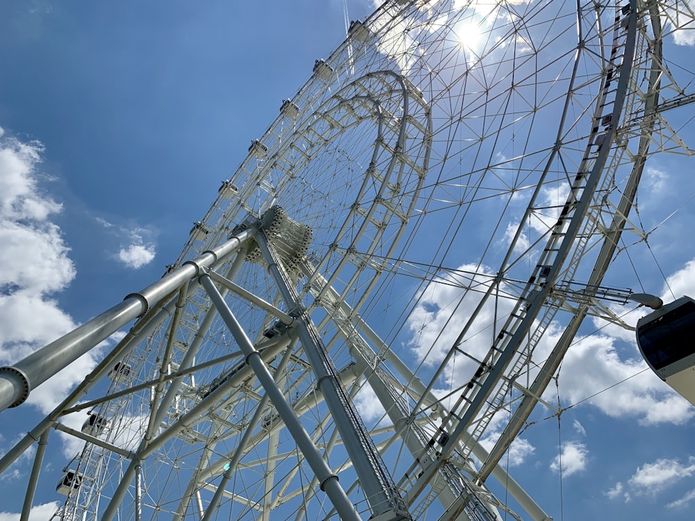 Fotografia dal basso della ruota panoramica