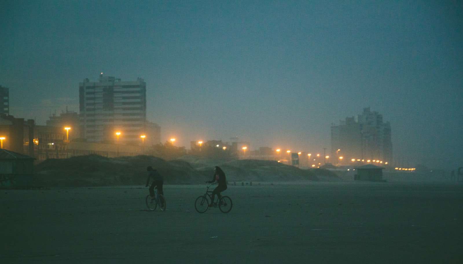 Canon EOS 700D (EOS Rebel T5i / EOS Kiss X7i) + Canon EF-S 18-135mm F3.5-5.6 IS STM sample photo. Two people biking on photography