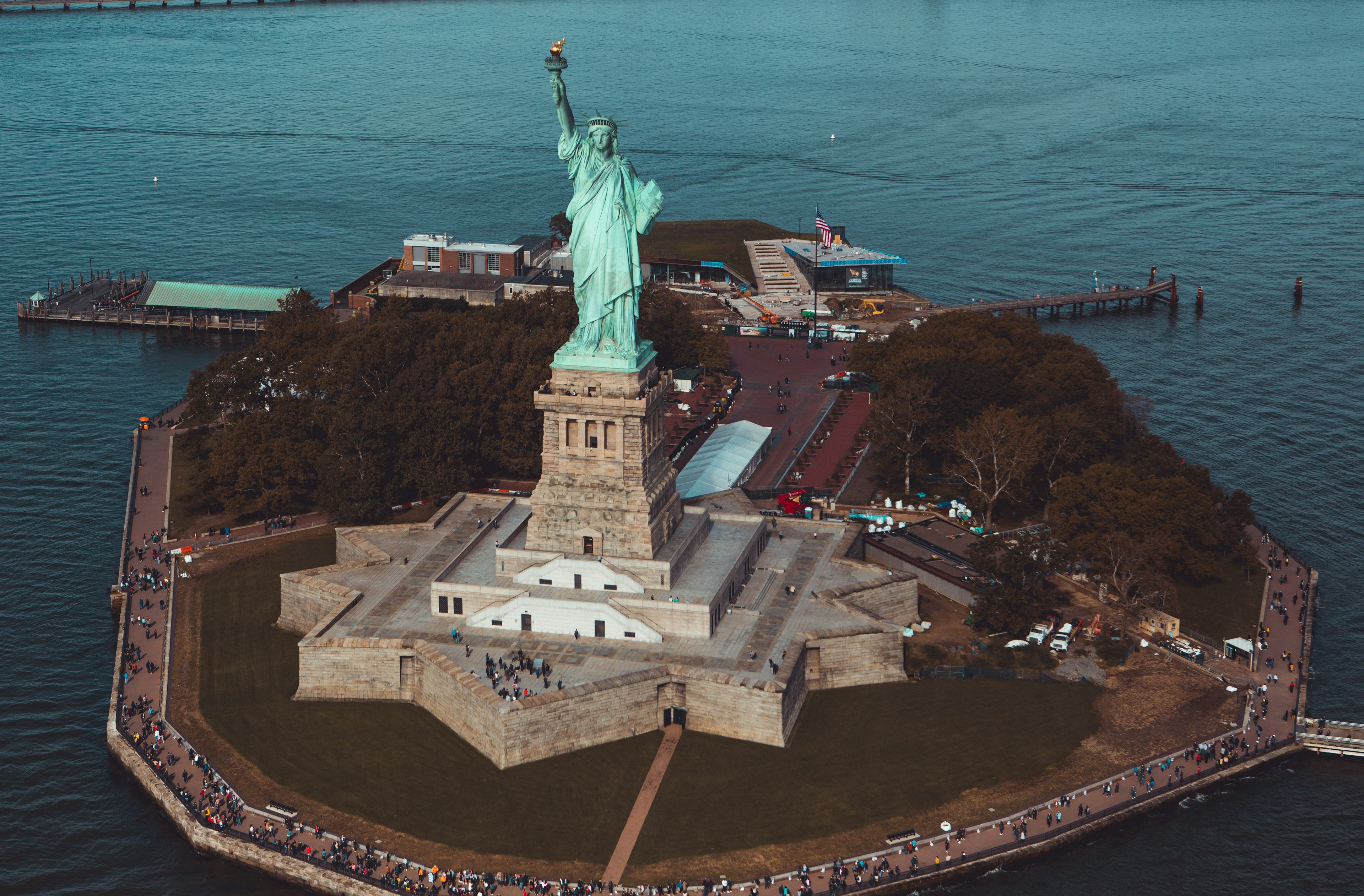 la statua della libertà e ellis island, il traghetto verso questa meta è una delle cose da fare durante un viaggio a new york