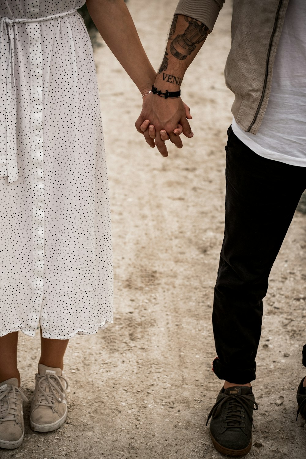 uomo e donna in piedi e tenendosi per mano insieme