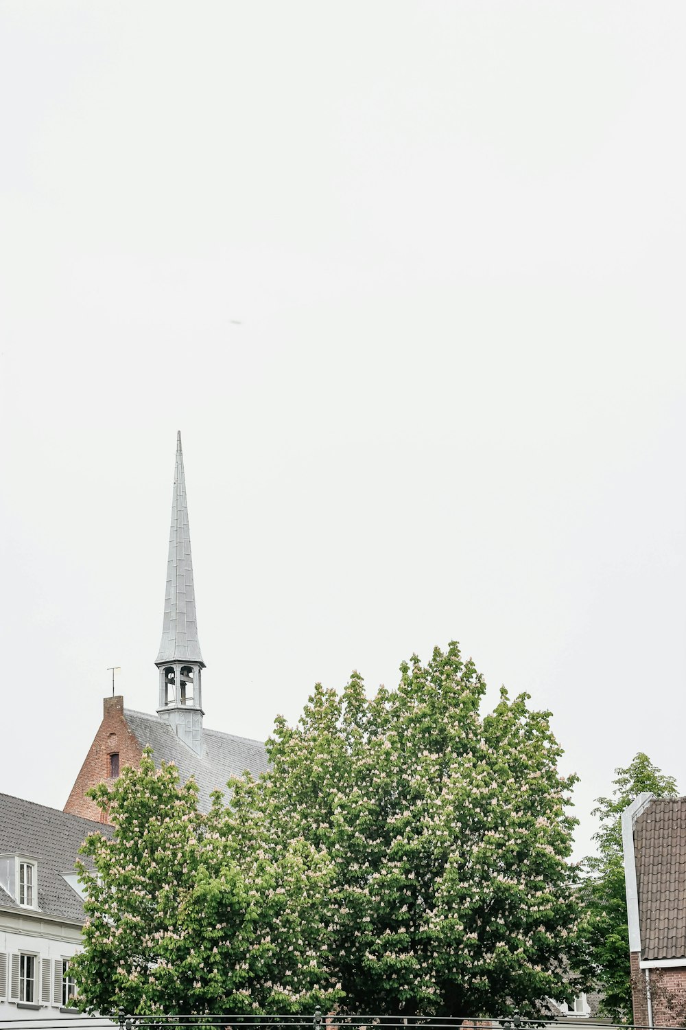 Catedral cinza e marrom sob nuvens brancas