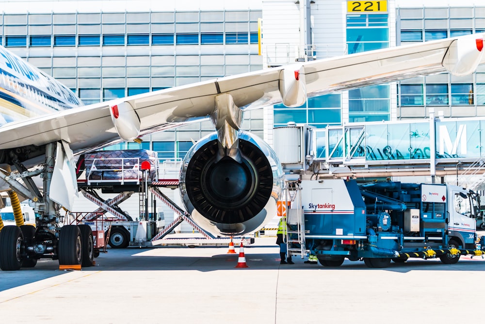 Fahrzeug in der Nähe des Flugzeugs geparkt