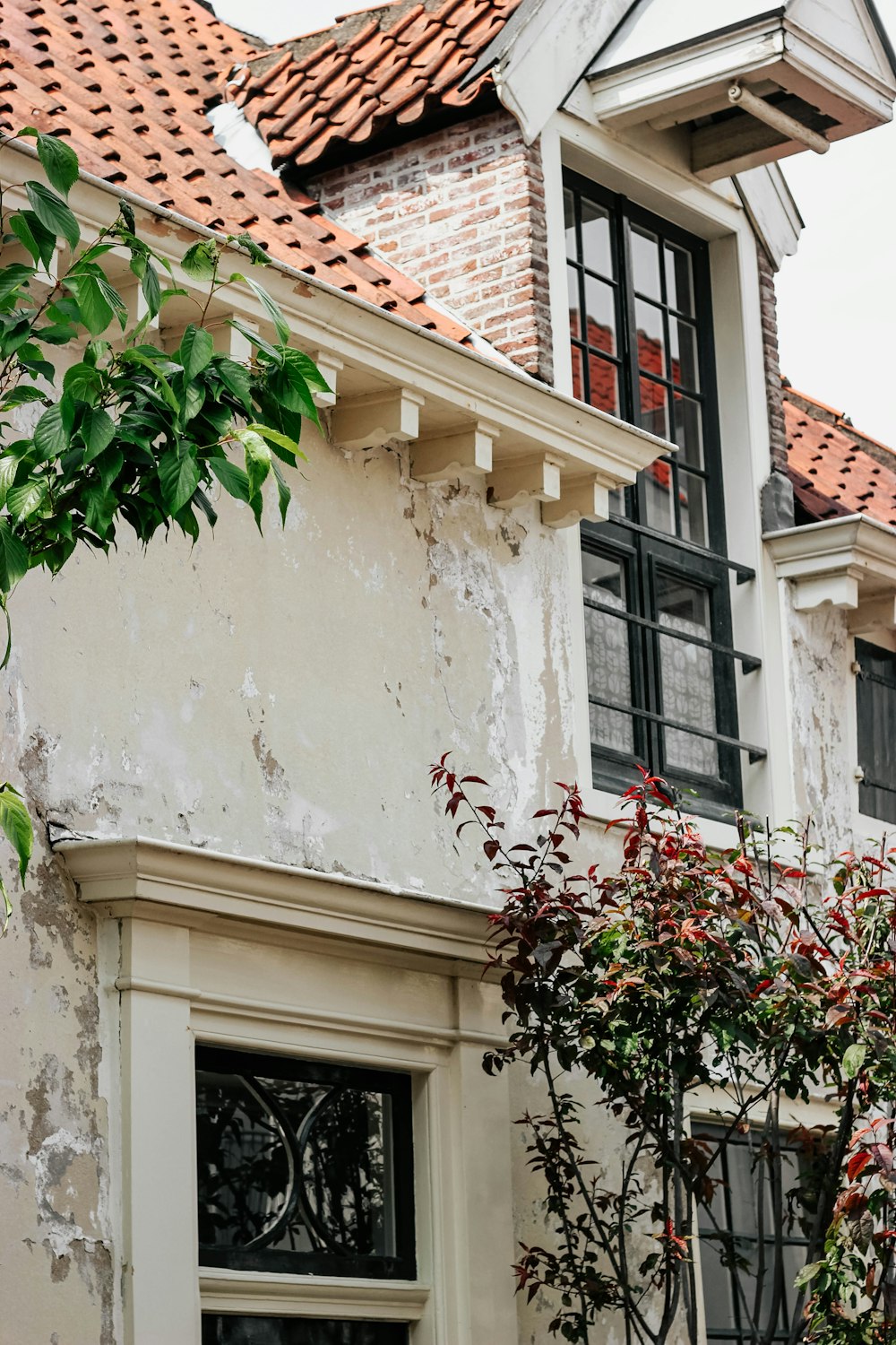 Maison de 3 étages en béton blanc